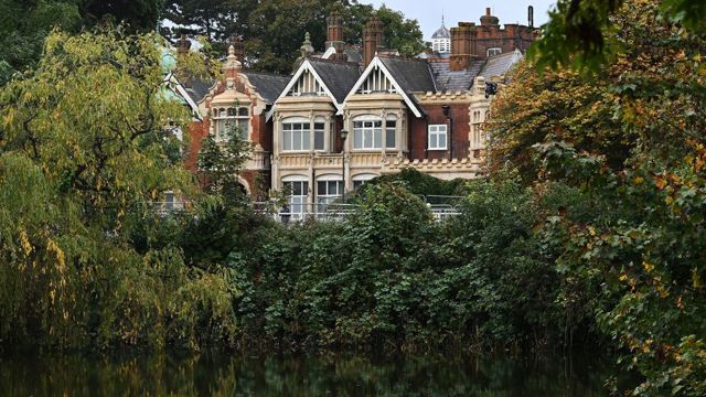 Global summit sprak over het aanpakken van de gevaren van AI in Bletchley Park 