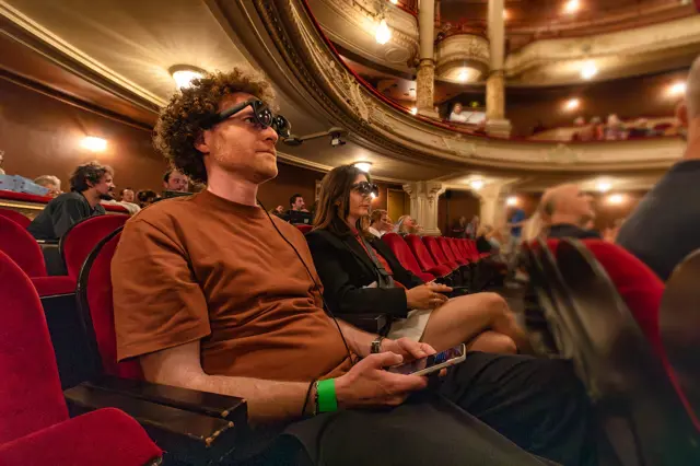 AI glasses display live subtitles in the theatre